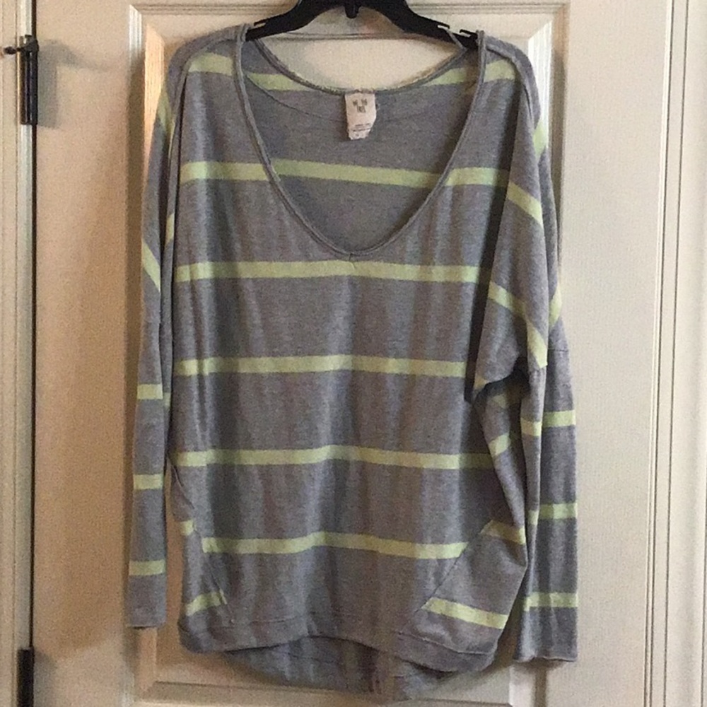 Low v-neck sweater